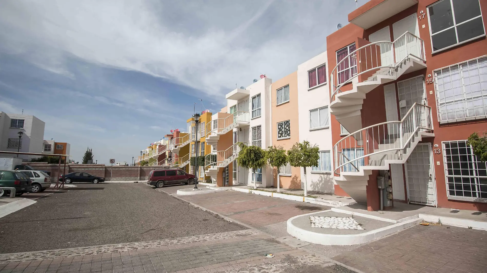 Tan solo en la avenida principal hay cerca de 10 casas en estado de abandono.